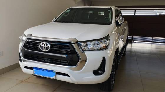 TOYOTA HILUX 2.8 D-4D TURBO DIESEL CD SRV 4X4 AUTOMÁTICO